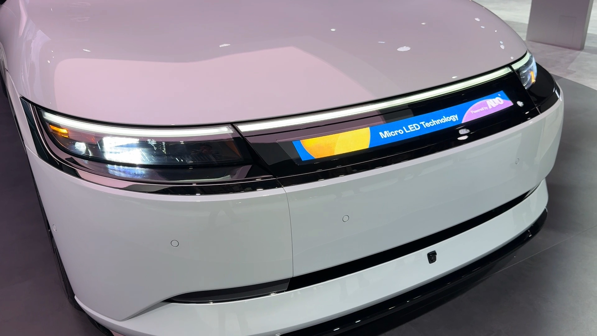 88BIFAMicro LED車頭顯示解決方案擁有高對比度、高亮度、高解析度和超廣視角等特性，可以清晰顯示充電狀態、車輛資訊並展現車主個人化的主題風格、影片文字等內容，革新了人與車的互動方式。